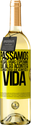 29,95 € Envio grátis | Vinho branco Edição WHITE Passamos nossas vidas esperando que algo aconteça, e a única coisa que acontece é a vida Etiqueta Amarela. Etiqueta personalizável Vinho jovem Colheita 2025 Verdejo