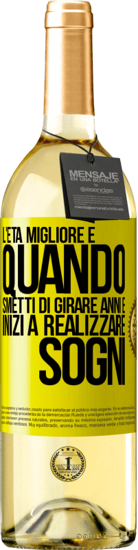 29,95 € Spedizione Gratuita | Vino bianco Edizione WHITE L'età migliore è quando smetti di girare anni e inizi a realizzare sogni Etichetta Gialla. Etichetta personalizzabile Vino giovane Raccogliere 2025 Verdejo