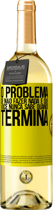 29,95 € Envio grátis | Vinho branco Edição WHITE O problema de não fazer nada é que você nunca sabe quando termina Etiqueta Amarela. Etiqueta personalizável Vinho jovem Colheita 2024 Verdejo