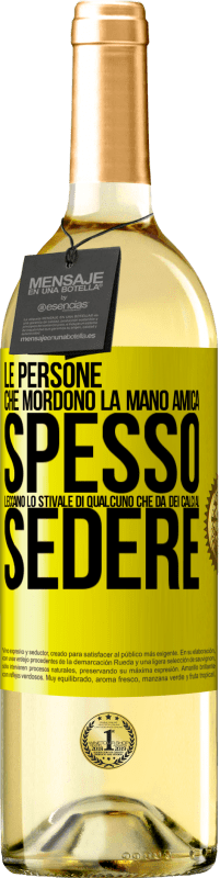 29,95 € Spedizione Gratuita | Vino bianco Edizione WHITE Le persone che mordono la mano amica, spesso leccano lo stivale di qualcuno che dà dei calci al sedere Etichetta Gialla. Etichetta personalizzabile Vino giovane Raccogliere 2024 Verdejo