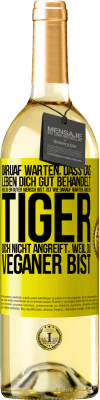 29,95 € Kostenloser Versand | Weißwein WHITE Ausgabe Daruaf warten, dass das Leben dich gut behandelt, weil du ein guter Mensch bist, ist wie darauf warten, dass ein Tiger dich nich Gelbes Etikett. Anpassbares Etikett Junger Wein Ernte 2025 Verdejo