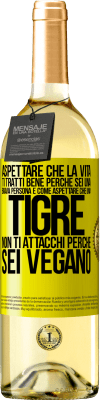 29,95 € Spedizione Gratuita | Vino bianco Edizione WHITE Aspettare che la vita ti tratti bene perché sei una brava persona è come aspettare che una tigre non ti attacchi perché sei Etichetta Gialla. Etichetta personalizzabile Vino giovane Raccogliere 2025 Verdejo