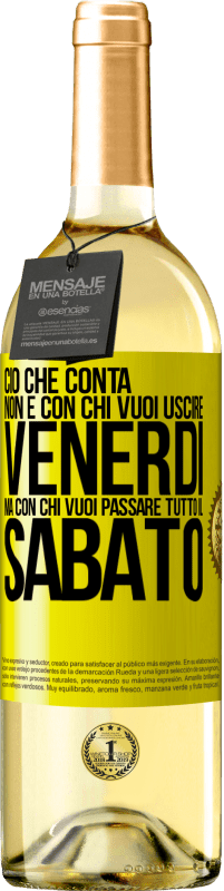 29,95 € Spedizione Gratuita | Vino bianco Edizione WHITE Ciò che conta non è con chi vuoi uscire venerdì, ma con chi vuoi passare tutto il sabato Etichetta Gialla. Etichetta personalizzabile Vino giovane Raccogliere 2024 Verdejo