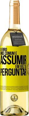29,95 € Envio grátis | Vinho branco Edição WHITE O erro mais comum é assumir, em vez de perguntar Etiqueta Amarela. Etiqueta personalizável Vinho jovem Colheita 2025 Verdejo
