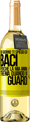 29,95 € Spedizione Gratuita | Vino bianco Edizione WHITE Un giorno ti spiego con baci perché la mia anima trema quando mi guardi Etichetta Gialla. Etichetta personalizzabile Vino giovane Raccogliere 2023 Verdejo