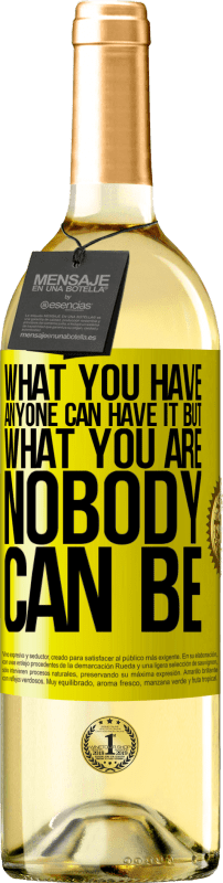 29,95 € 送料無料 | 白ワイン WHITEエディション あなたが持っているものは誰でも持つことができますが、あなたは誰でもないことができます 黄色のラベル. カスタマイズ可能なラベル 若いワイン 収穫 2025 Verdejo
