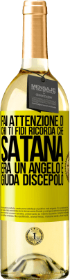 29,95 € Spedizione Gratuita | Vino bianco Edizione WHITE Fai attenzione di chi ti fidi. Ricorda che Satana era un angelo e Giuda discepolo Etichetta Gialla. Etichetta personalizzabile Vino giovane Raccogliere 2023 Verdejo