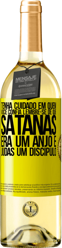 29,95 € Envio grátis | Vinho branco Edição WHITE Tenha cuidado em quem você confia. Lembre-se de que Satanás era um anjo e Judas um discípulo Etiqueta Amarela. Etiqueta personalizável Vinho jovem Colheita 2025 Verdejo