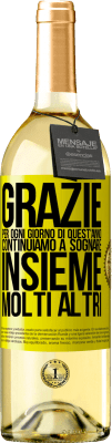 29,95 € Spedizione Gratuita | Vino bianco Edizione WHITE Grazie per ogni giorno di quest'anno. Continuiamo a sognare insieme molti altri Etichetta Gialla. Etichetta personalizzabile Vino giovane Raccogliere 2025 Verdejo