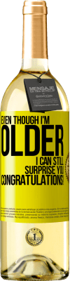 29,95 € 送料無料 | 白ワイン WHITEエディション 私は年上ですが、それでもあなたを驚かせることができます。おめでとうございます！ 黄色のラベル. カスタマイズ可能なラベル 若いワイン 収穫 2024 Verdejo