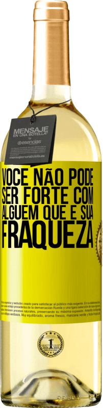 29,95 € Envio grátis | Vinho branco Edição WHITE Você não pode ser forte com alguém que é sua fraqueza Etiqueta Amarela. Etiqueta personalizável Vinho jovem Colheita 2024 Verdejo