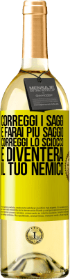 29,95 € Spedizione Gratuita | Vino bianco Edizione WHITE Correggi i saggi e farai più saggio, correggi lo sciocco e diventerai il tuo nemico Etichetta Gialla. Etichetta personalizzabile Vino giovane Raccogliere 2025 Verdejo