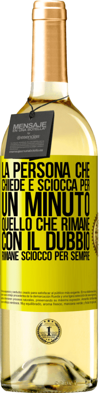 29,95 € Spedizione Gratuita | Vino bianco Edizione WHITE La persona che chiede è sciocca per un minuto. Quello che rimane con il dubbio, rimane sciocco per sempre Etichetta Gialla. Etichetta personalizzabile Vino giovane Raccogliere 2024 Verdejo