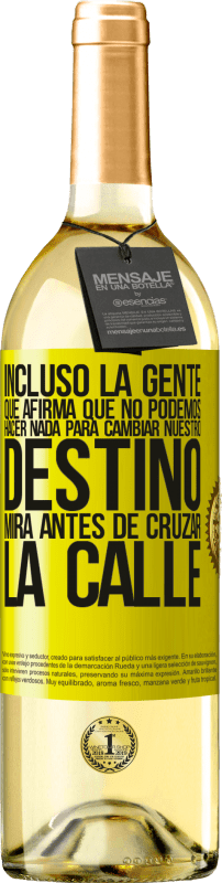 29,95 € Envío gratis | Vino Blanco Edición WHITE Incluso la gente que afirma que no podemos hacer nada para cambiar nuestro destino, mira antes de cruzar la calle Etiqueta Amarilla. Etiqueta personalizable Vino joven Cosecha 2024 Verdejo