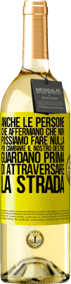 29,95 € Spedizione Gratuita | Vino bianco Edizione WHITE Anche le persone che affermano che non possiamo fare nulla per cambiare il nostro destino, guardano prima di attraversare la Etichetta Gialla. Etichetta personalizzabile Vino giovane Raccogliere 2023 Verdejo