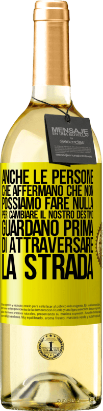 29,95 € Spedizione Gratuita | Vino bianco Edizione WHITE Anche le persone che affermano che non possiamo fare nulla per cambiare il nostro destino, guardano prima di attraversare la Etichetta Gialla. Etichetta personalizzabile Vino giovane Raccogliere 2024 Verdejo