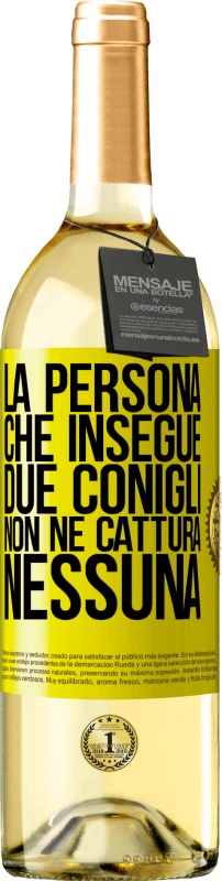 29,95 € Spedizione Gratuita | Vino bianco Edizione WHITE La persona che insegue due conigli non ne cattura nessuna Etichetta Gialla. Etichetta personalizzabile Vino giovane Raccogliere 2024 Verdejo