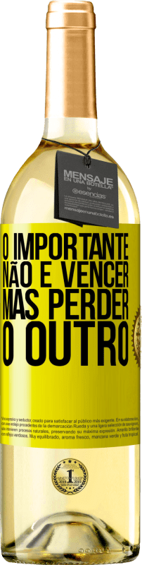 29,95 € Envio grátis | Vinho branco Edição WHITE O importante não é vencer, mas perder o outro Etiqueta Amarela. Etiqueta personalizável Vinho jovem Colheita 2024 Verdejo