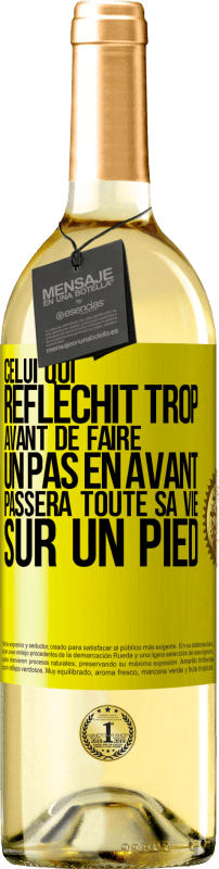 29,95 € Envoi gratuit | Vin blanc Édition WHITE Celui qui réfléchit trop avant de faire un pas en avant passera toute sa vie sur un pied Étiquette Jaune. Étiquette personnalisable Vin jeune Récolte 2024 Verdejo