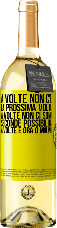 29,95 € Spedizione Gratuita | Vino bianco Edizione WHITE A volte non c'è la prossima volta. A volte non ci sono seconde possibilità. A volte è ora o mai più Etichetta Gialla. Etichetta personalizzabile Vino giovane Raccogliere 2024 Verdejo