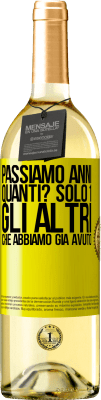 29,95 € Spedizione Gratuita | Vino bianco Edizione WHITE Passiamo anni. Quanti? solo 1. Gli altri che abbiamo già avuto Etichetta Gialla. Etichetta personalizzabile Vino giovane Raccogliere 2023 Verdejo