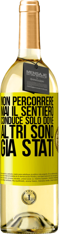 29,95 € Spedizione Gratuita | Vino bianco Edizione WHITE Non percorrere mai il sentiero, conduce solo dove altri sono già stati Etichetta Gialla. Etichetta personalizzabile Vino giovane Raccogliere 2024 Verdejo