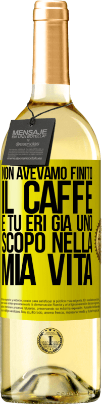 29,95 € Spedizione Gratuita | Vino bianco Edizione WHITE Non avevamo finito il caffè e tu eri già uno scopo nella mia vita Etichetta Gialla. Etichetta personalizzabile Vino giovane Raccogliere 2024 Verdejo