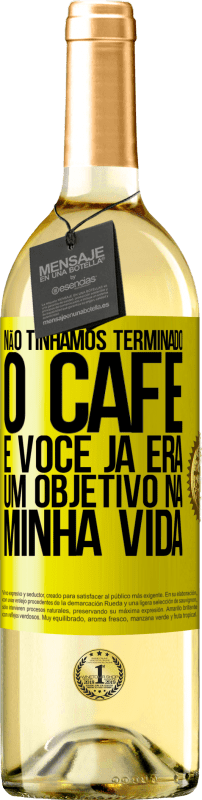 29,95 € Envio grátis | Vinho branco Edição WHITE Não tínhamos terminado o café e você já era um objetivo na minha vida Etiqueta Amarela. Etiqueta personalizável Vinho jovem Colheita 2024 Verdejo