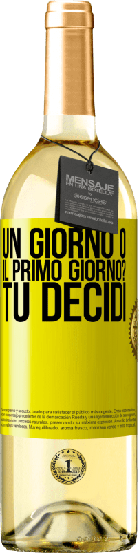 29,95 € Spedizione Gratuita | Vino bianco Edizione WHITE un giorno o il primo giorno? Tu decidi Etichetta Gialla. Etichetta personalizzabile Vino giovane Raccogliere 2024 Verdejo