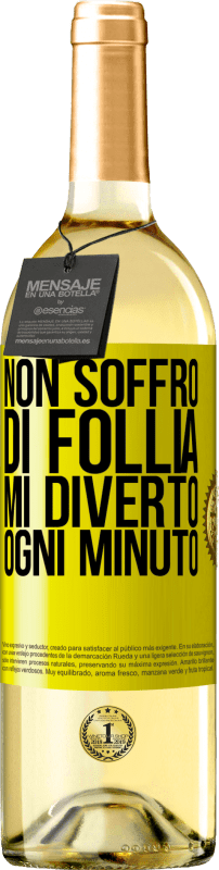 29,95 € Spedizione Gratuita | Vino bianco Edizione WHITE Non soffro di follia ... Mi diverto ogni minuto Etichetta Gialla. Etichetta personalizzabile Vino giovane Raccogliere 2024 Verdejo