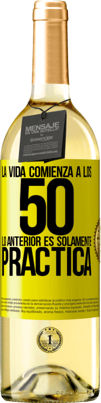 29,95 € Envío gratis | Vino Blanco Edición WHITE La vida comienza a los 50, lo anterior es solamente práctica Etiqueta Amarilla. Etiqueta personalizable Vino joven Cosecha 2024 Verdejo