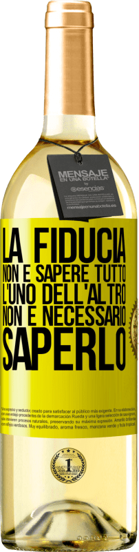 29,95 € Spedizione Gratuita | Vino bianco Edizione WHITE La fiducia non è sapere tutto l'uno dell'altro. Non è necessario saperlo Etichetta Gialla. Etichetta personalizzabile Vino giovane Raccogliere 2024 Verdejo