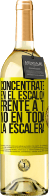 29,95 € Envío gratis | Vino Blanco Edición WHITE Concéntrate en el escalón frente a ti, no en toda la escalera Etiqueta Amarilla. Etiqueta personalizable Vino joven Cosecha 2024 Verdejo