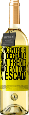 29,95 € Envio grátis | Vinho branco Edição WHITE Concentre-se no degrau à sua frente, não em toda a escada Etiqueta Amarela. Etiqueta personalizável Vinho jovem Colheita 2023 Verdejo