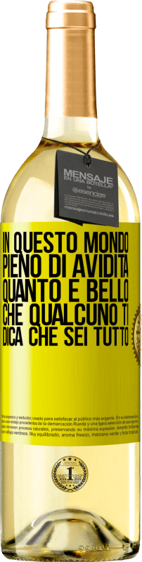 29,95 € Spedizione Gratuita | Vino bianco Edizione WHITE In questo mondo pieno di avidità, quanto è bello che qualcuno ti dica che sei tutto Etichetta Gialla. Etichetta personalizzabile Vino giovane Raccogliere 2024 Verdejo