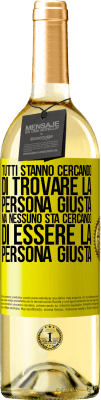29,95 € Spedizione Gratuita | Vino bianco Edizione WHITE Tutti stanno cercando di trovare la persona giusta. Ma nessuno sta cercando di essere la persona giusta Etichetta Gialla. Etichetta personalizzabile Vino giovane Raccogliere 2025 Verdejo