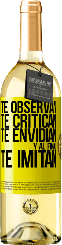 29,95 € Envío gratis | Vino Blanco Edición WHITE Te observan, te critican, te envidian… y al final, te imitan Etiqueta Amarilla. Etiqueta personalizable Vino joven Cosecha 2024 Verdejo