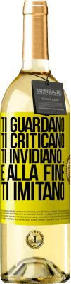 29,95 € Spedizione Gratuita | Vino bianco Edizione WHITE Ti guardano, ti criticano, ti invidiano ... e alla fine ti imitano Etichetta Gialla. Etichetta personalizzabile Vino giovane Raccogliere 2024 Verdejo