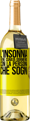 29,95 € Spedizione Gratuita | Vino bianco Edizione WHITE L'insonnia viene curata dormendo con la persona che sogni Etichetta Gialla. Etichetta personalizzabile Vino giovane Raccogliere 2024 Verdejo