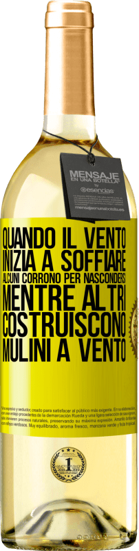 29,95 € Spedizione Gratuita | Vino bianco Edizione WHITE Quando il vento inizia a soffiare, alcuni corrono per nascondersi, mentre altri costruiscono mulini a vento Etichetta Gialla. Etichetta personalizzabile Vino giovane Raccogliere 2024 Verdejo