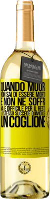 29,95 € Spedizione Gratuita | Vino bianco Edizione WHITE Quando muori, non sai di essere morto e non ne soffri, ma è difficile per il resto. Lo stesso succede quando sei un coglione Etichetta Gialla. Etichetta personalizzabile Vino giovane Raccogliere 2024 Verdejo