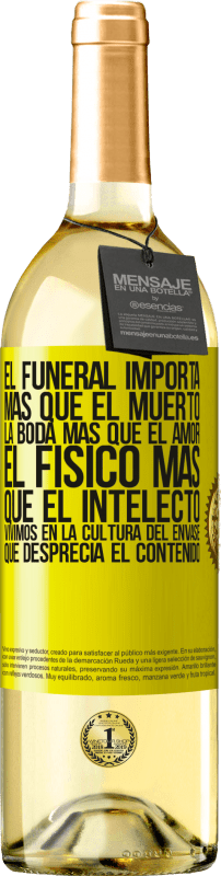 29,95 € Envío gratis | Vino Blanco Edición WHITE El funeral importa más que el muerto, la boda más que el amor, el físico más que el intelecto. Vivimos en la cultura del Etiqueta Amarilla. Etiqueta personalizable Vino joven Cosecha 2024 Verdejo