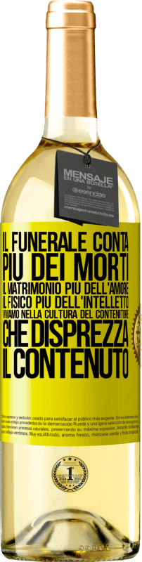 29,95 € Spedizione Gratuita | Vino bianco Edizione WHITE Il funerale conta più dei morti, il matrimonio più dell'amore, il fisico più dell'intelletto. Viviamo nella cultura del Etichetta Gialla. Etichetta personalizzabile Vino giovane Raccogliere 2024 Verdejo