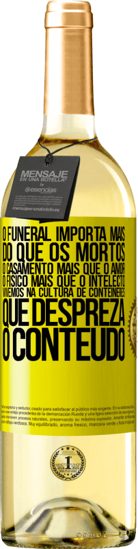 29,95 € Envio grátis | Vinho branco Edição WHITE O funeral importa mais do que os mortos, o casamento mais que o amor, o físico mais que o intelecto. Vivemos na cultura de Etiqueta Amarela. Etiqueta personalizável Vinho jovem Colheita 2024 Verdejo