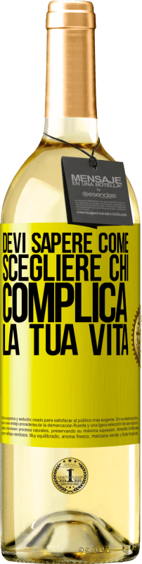 29,95 € Spedizione Gratuita | Vino bianco Edizione WHITE Devi sapere come scegliere chi complica la tua vita Etichetta Gialla. Etichetta personalizzabile Vino giovane Raccogliere 2024 Verdejo