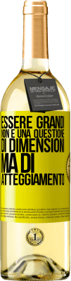 29,95 € Spedizione Gratuita | Vino bianco Edizione WHITE Essere grandi non è una questione di dimensioni, ma di atteggiamento Etichetta Gialla. Etichetta personalizzabile Vino giovane Raccogliere 2023 Verdejo