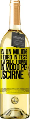 29,95 € Spedizione Gratuita | Vino bianco Edizione WHITE Hai un milione di euro in testa. Devi solo trovare un modo per uscirne Etichetta Gialla. Etichetta personalizzabile Vino giovane Raccogliere 2024 Verdejo