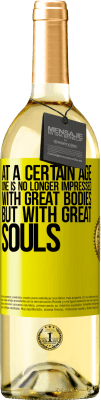 29,95 € 送料無料 | 白ワイン WHITEエディション ある年齢で、偉大な肉体に感動することはなくなりましたが、偉大な魂に感動します 黄色のラベル. カスタマイズ可能なラベル 若いワイン 収穫 2025 Verdejo