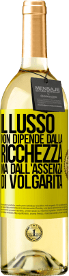 29,95 € Spedizione Gratuita | Vino bianco Edizione WHITE Il lusso non dipende dalla ricchezza, ma dall'assenza di volgarità Etichetta Gialla. Etichetta personalizzabile Vino giovane Raccogliere 2023 Verdejo