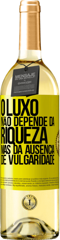 29,95 € Envio grátis | Vinho branco Edição WHITE O luxo não depende da riqueza, mas da ausência de vulgaridade Etiqueta Amarela. Etiqueta personalizável Vinho jovem Colheita 2024 Verdejo